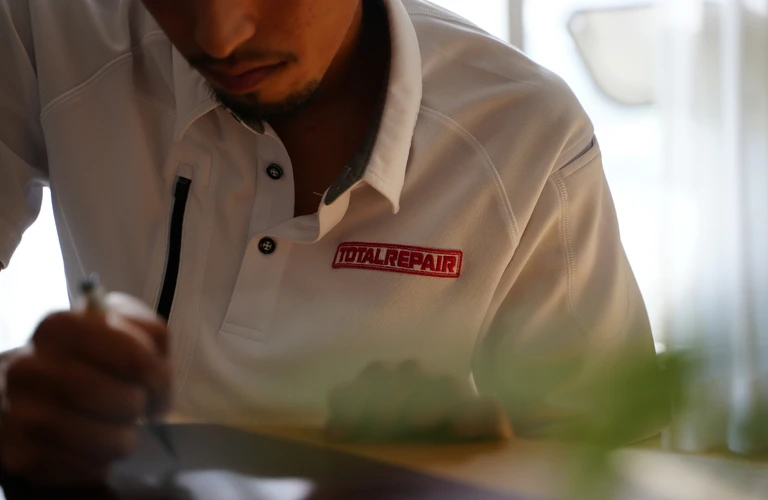 木製ドアの魅力を再び蘇らせる、プロフェッショナルな補修サービス